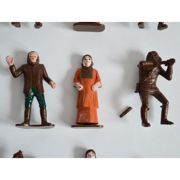 Lot Vintage Planet of the Apes Mini Figures Toy Figurines MOST BROKEN - Picture 8 of 14